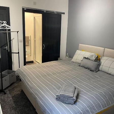 Modern Apartment With En-Suite & Private Kitchen Stoke-on-Trent Zewnętrze zdjęcie