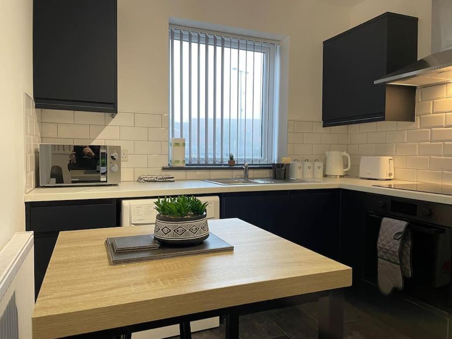 Modern Apartment With En-Suite & Private Kitchen Stoke-on-Trent Zewnętrze zdjęcie