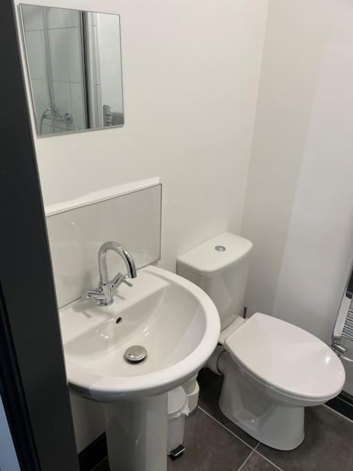 Modern Apartment With En-Suite & Private Kitchen Stoke-on-Trent Zewnętrze zdjęcie