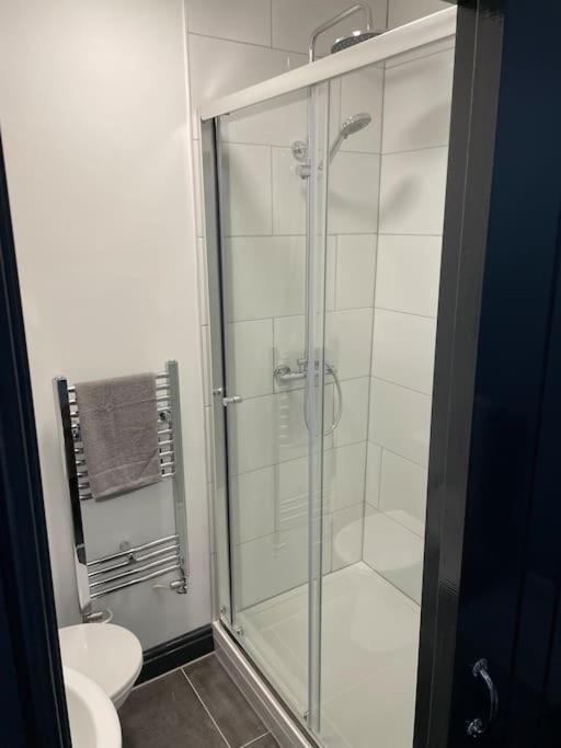 Modern Apartment With En-Suite & Private Kitchen Stoke-on-Trent Zewnętrze zdjęcie