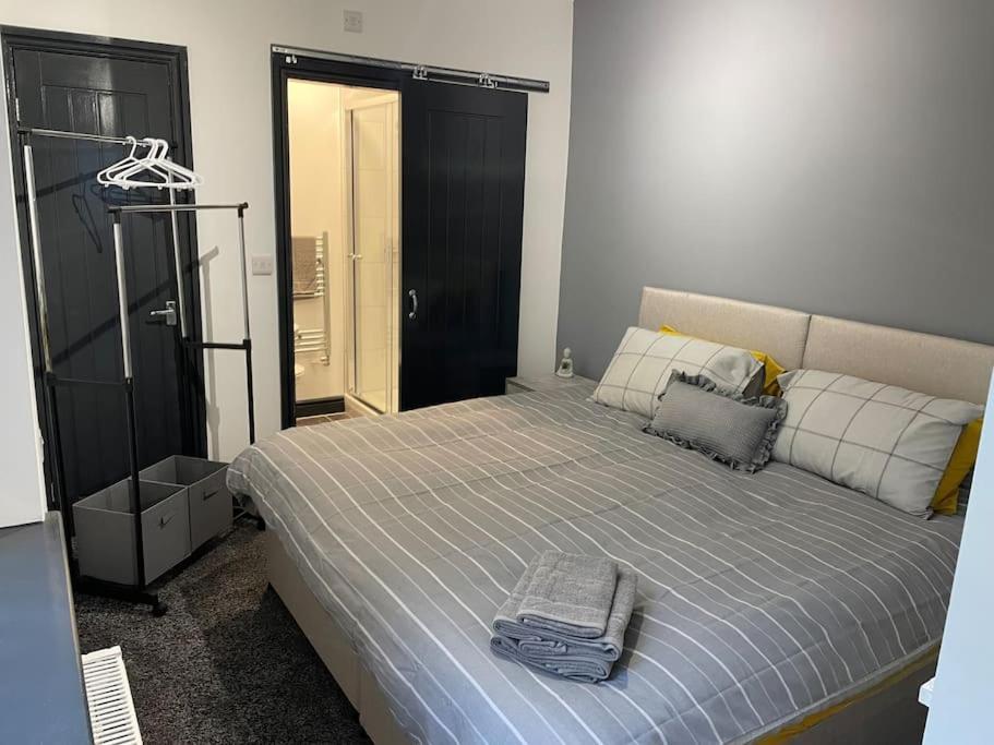 Modern Apartment With En-Suite & Private Kitchen Stoke-on-Trent Zewnętrze zdjęcie