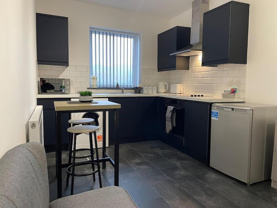 Modern Apartment With En-Suite & Private Kitchen Stoke-on-Trent Zewnętrze zdjęcie